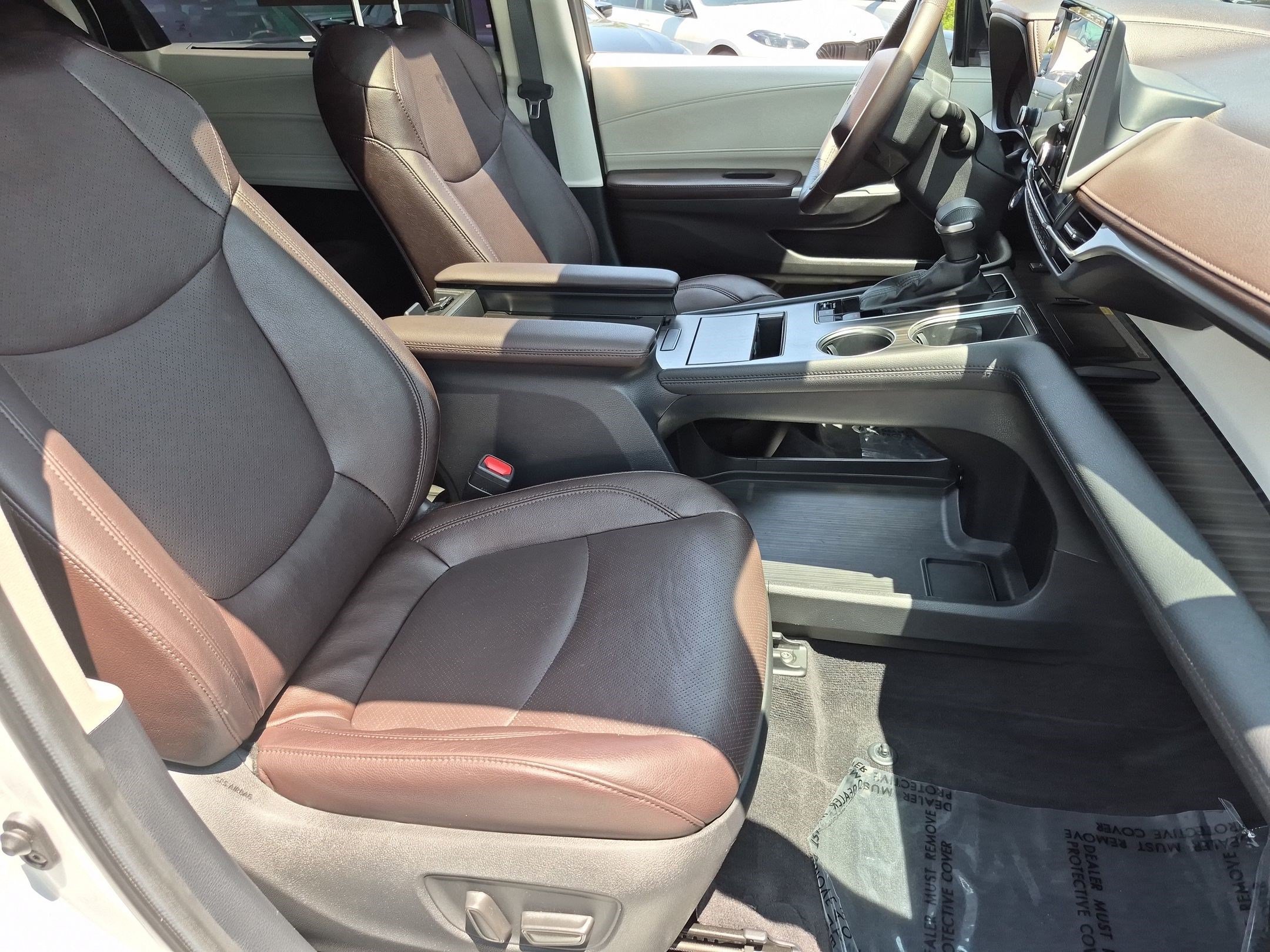 Used 2024 Toyota Sienna Platinum FWD image 35