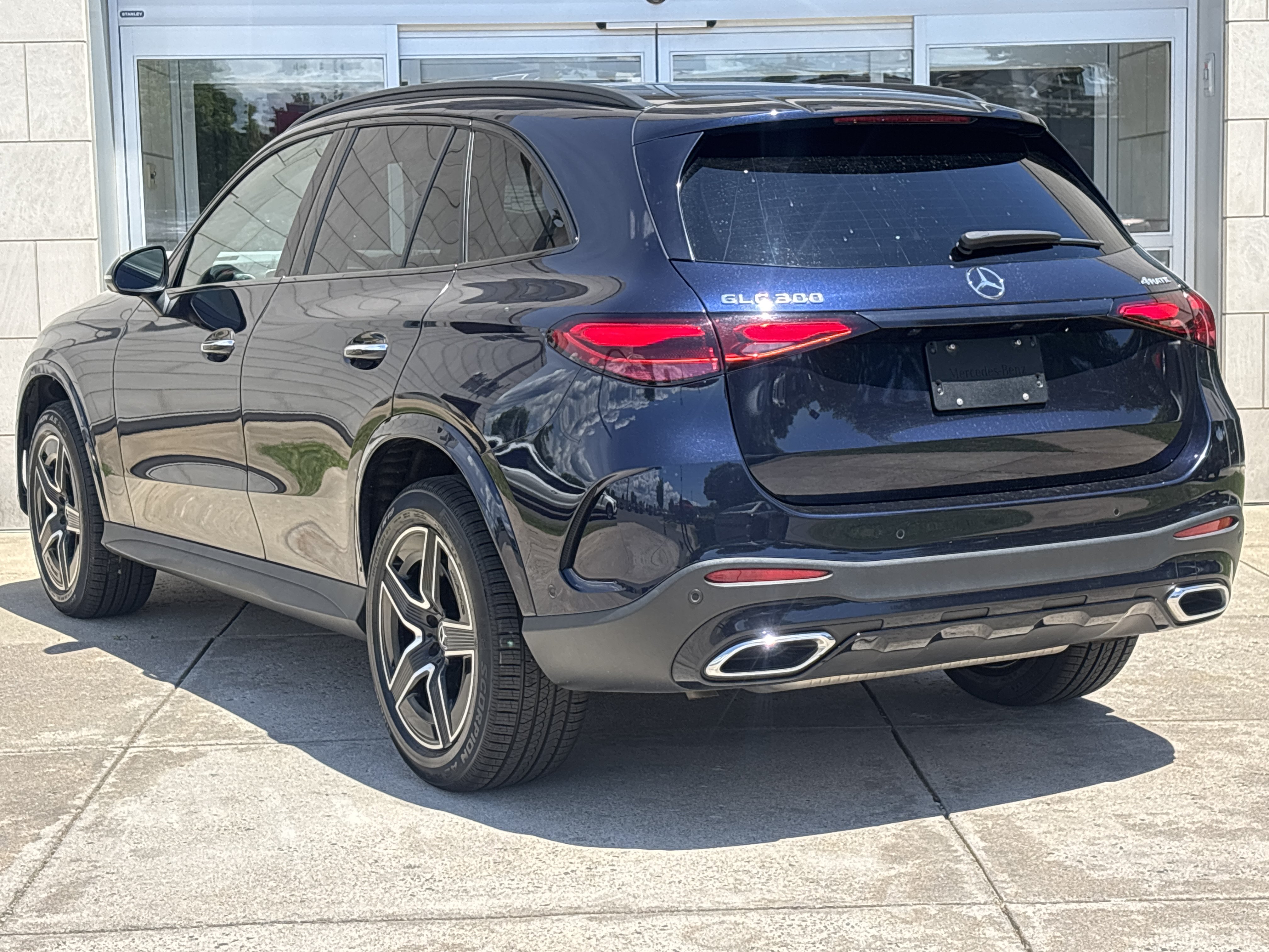 Used 2023 Mercedes-Benz GLC 300 4MATIC image 9