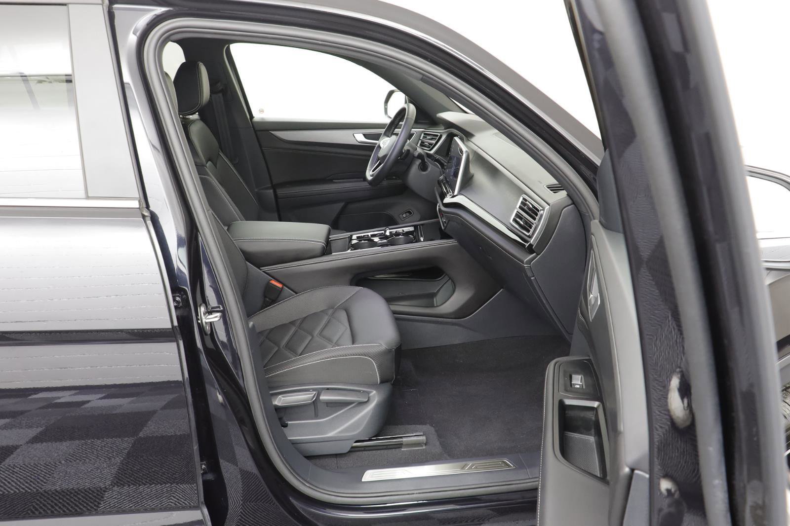 Used 2025 Volkswagen Atlas Cross Sport SE image 19