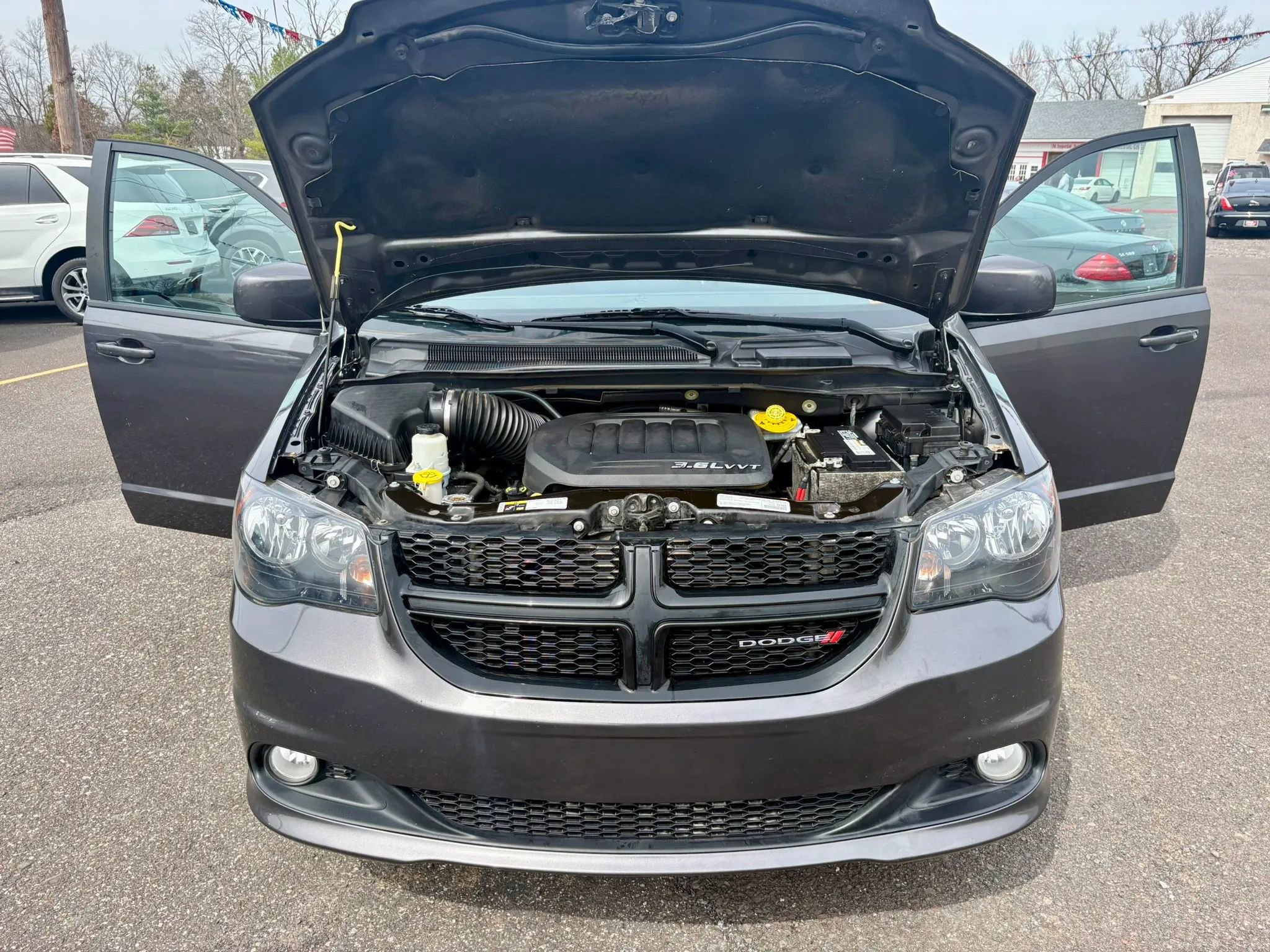 Used 2018 Dodge Grand Caravan SXT w/ Blacktop Package FWD image 9