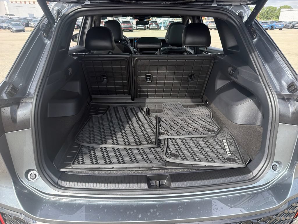 Certified 2025 Volkswagen Tiguan SE R-Line AWD/4WD image 27