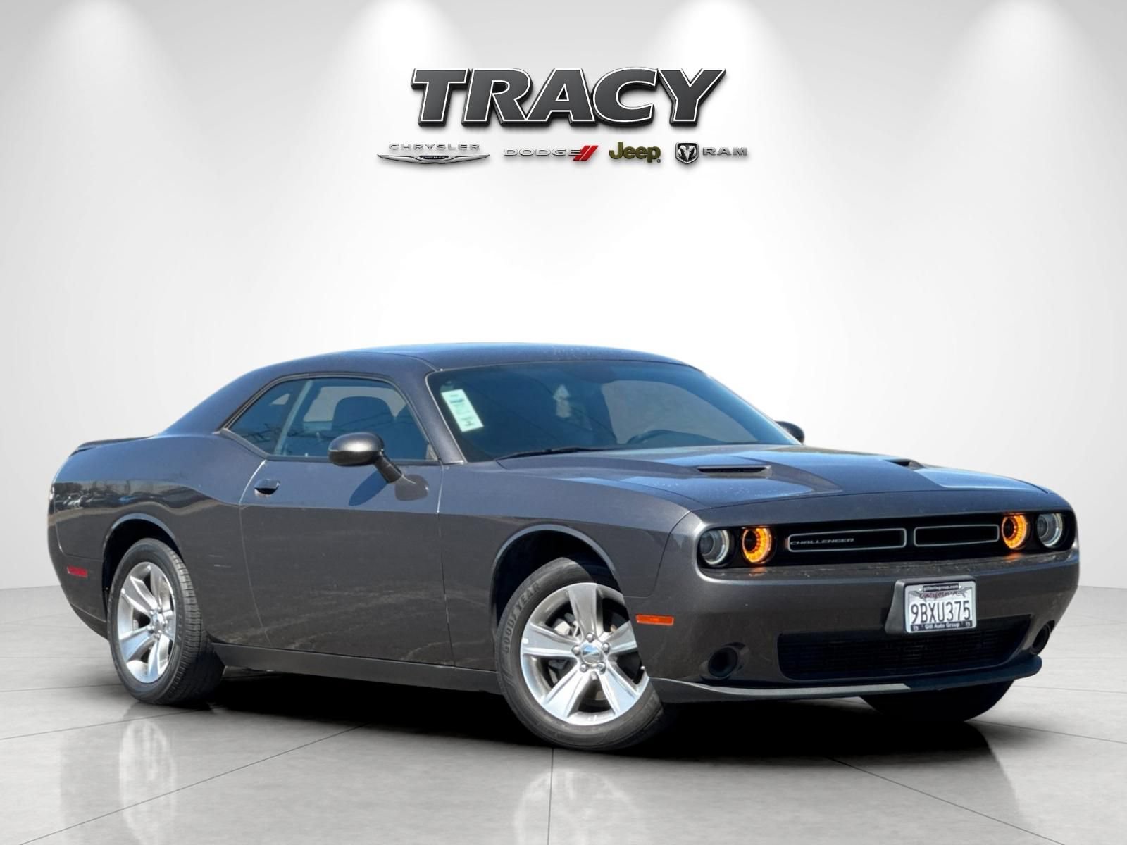 Used 2022 Dodge Challenger SXT RWD image 2