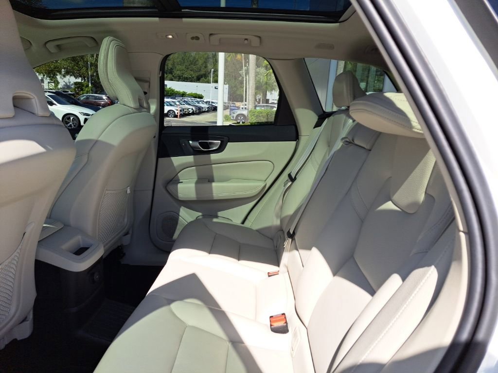 Used 2024 Volvo XC60 T8 Plus image 8