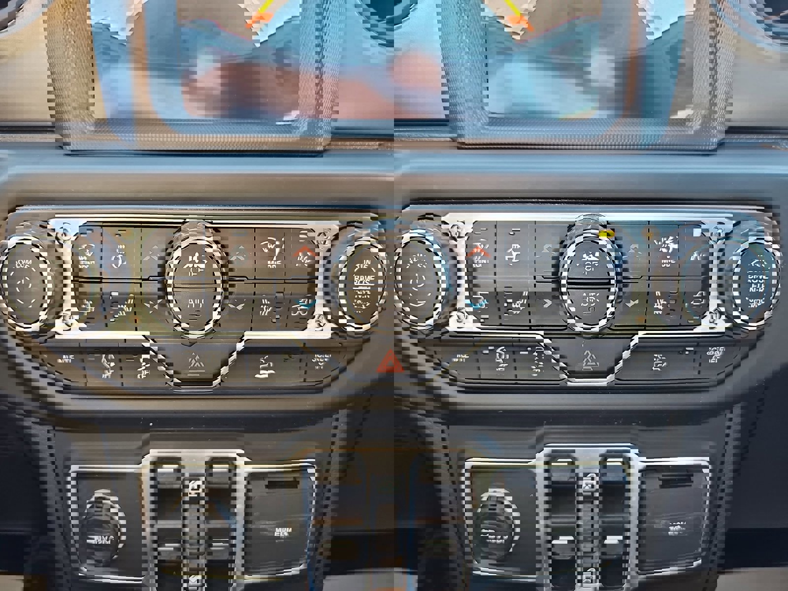 Used 2023 Jeep Gladiator Willys AWD/4WD image 24