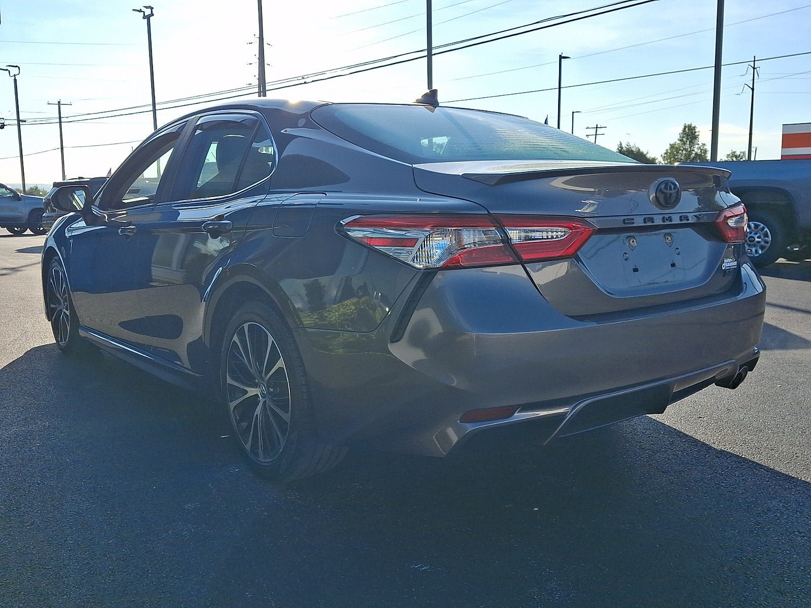 Used 2020 Toyota Camry SE w/ Blackout Package FWD image 4