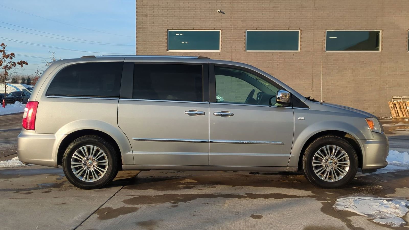 Used 2014 Chrysler Town & Country Touring-L image 7