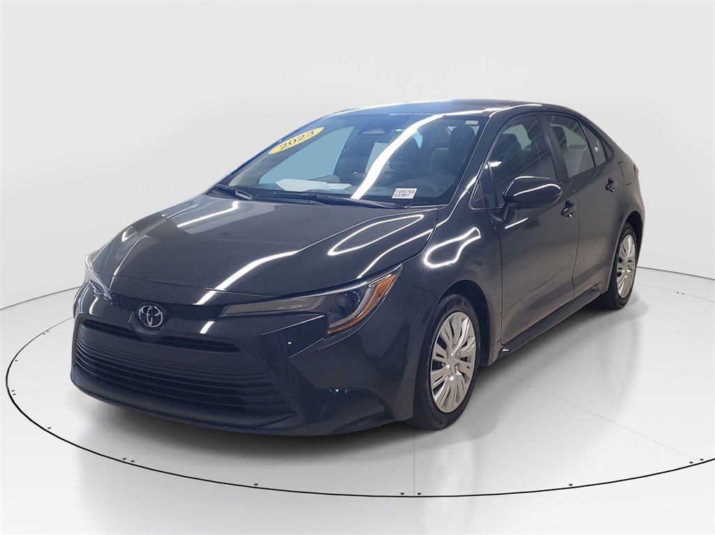 Used 2023 Toyota Corolla LE image 3