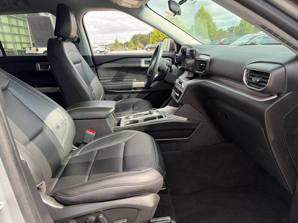 Used 2024 Ford Explorer XLT w/ Equipment Group 202A AWD/4WD image 11