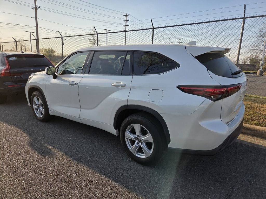 Used 2021 Toyota Highlander L image 4