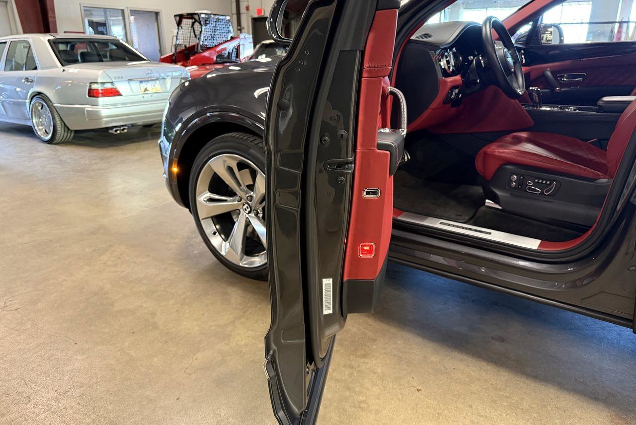 Used 2018 Bentley Bentayga image 59