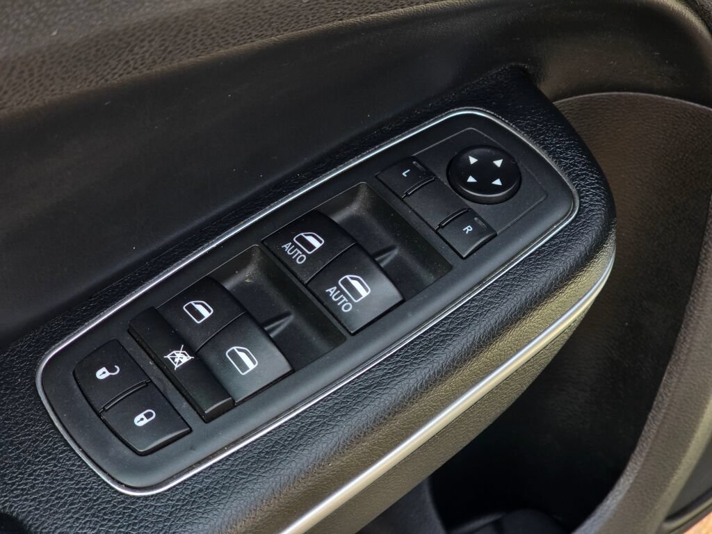 Used 2020 Chrysler 300 Limited RWD image 19