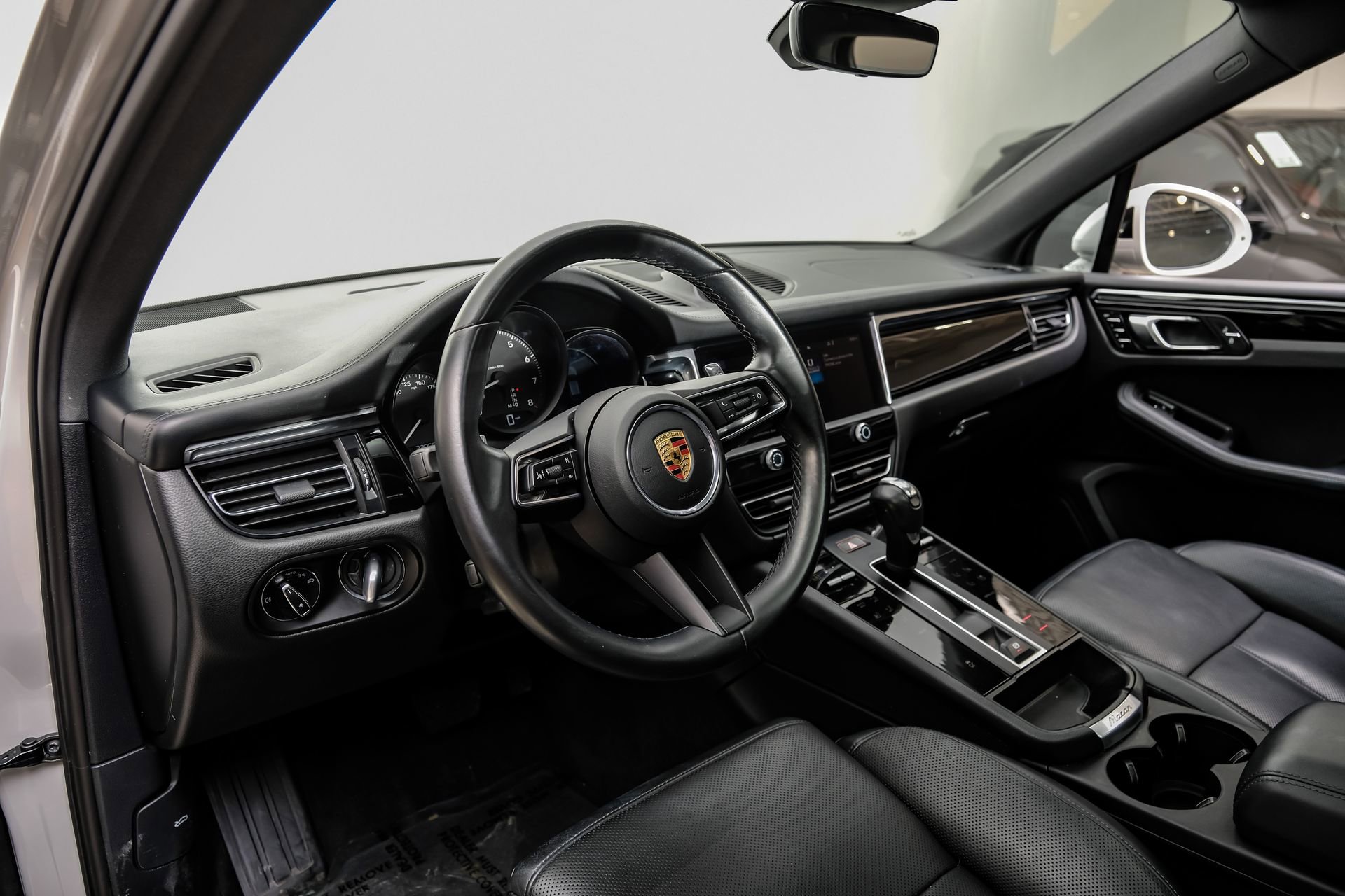 Used 2023 Porsche Macan AWD/4WD image 3