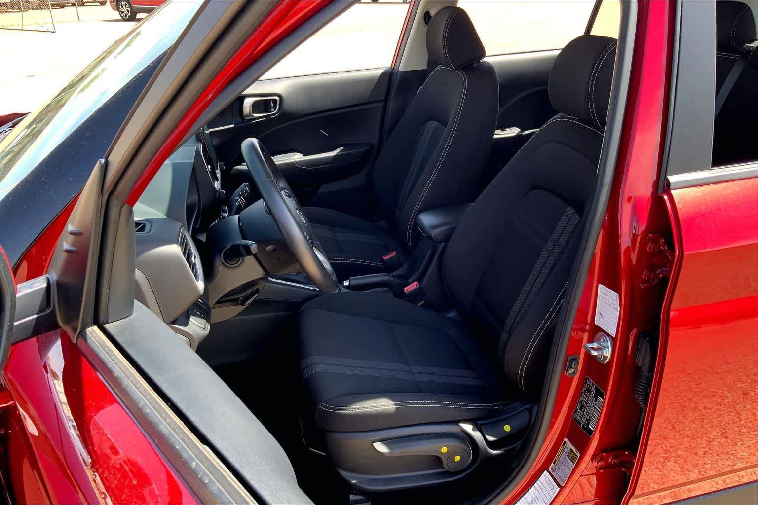 Used 2025 Hyundai Venue SEL FWD image 8