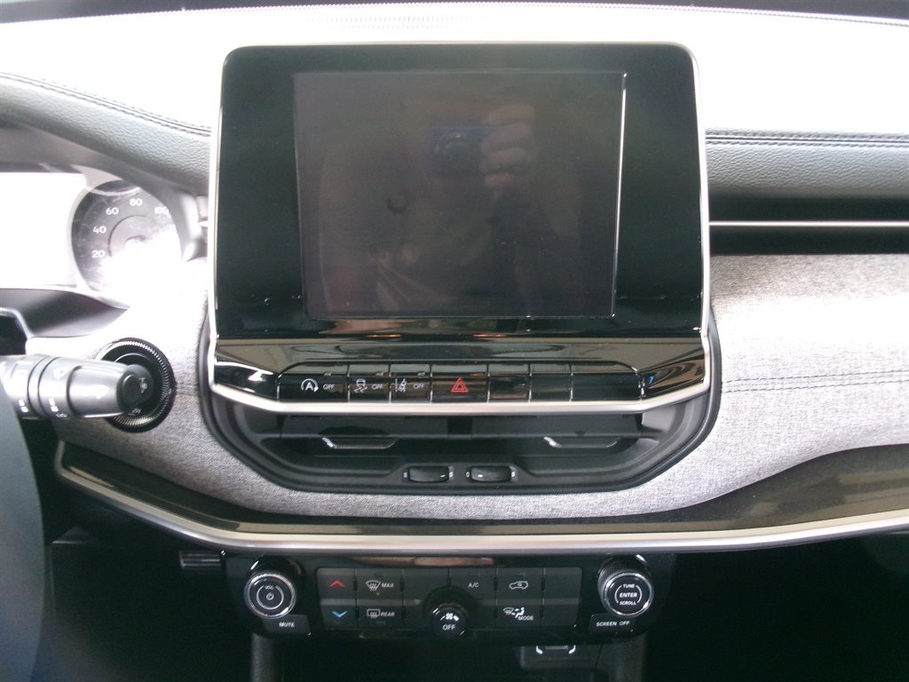 Used 2025 Jeep Compass Latitude AWD/4WD image 40