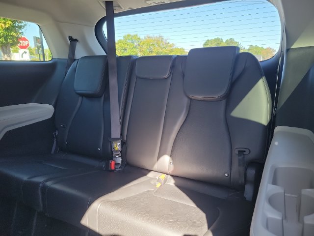 Used 2024 Kia Carnival LX FWD image 26