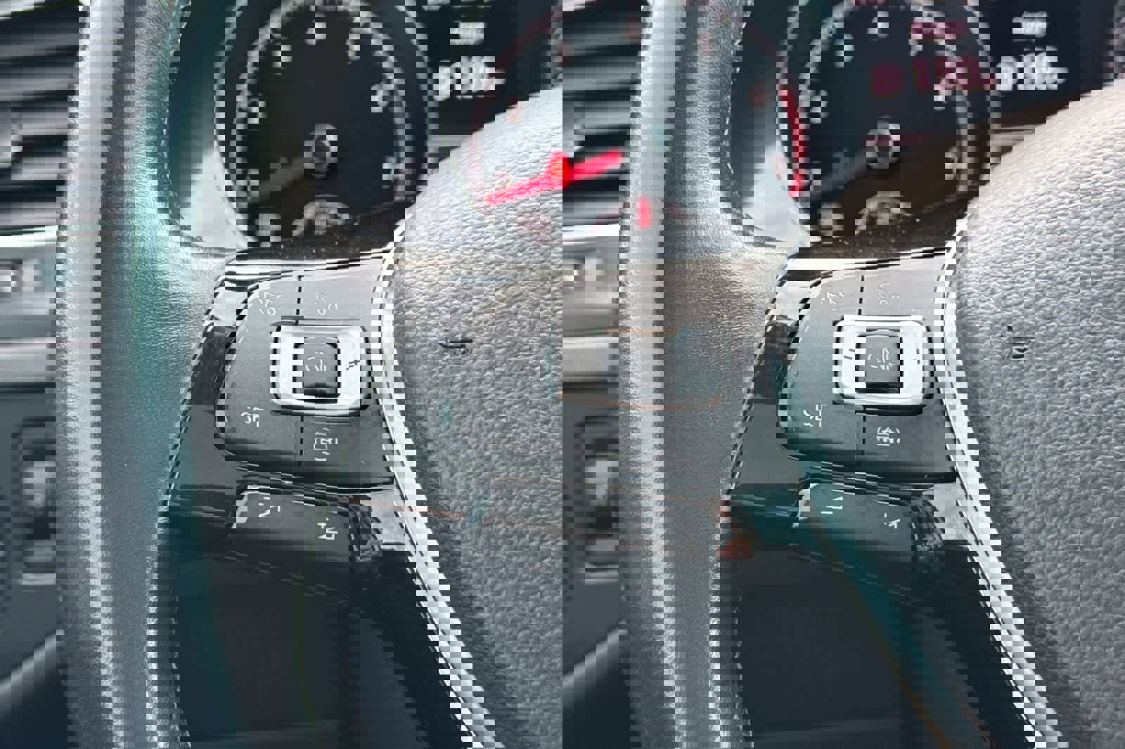 Used 2019 Volkswagen Golf SE image 25