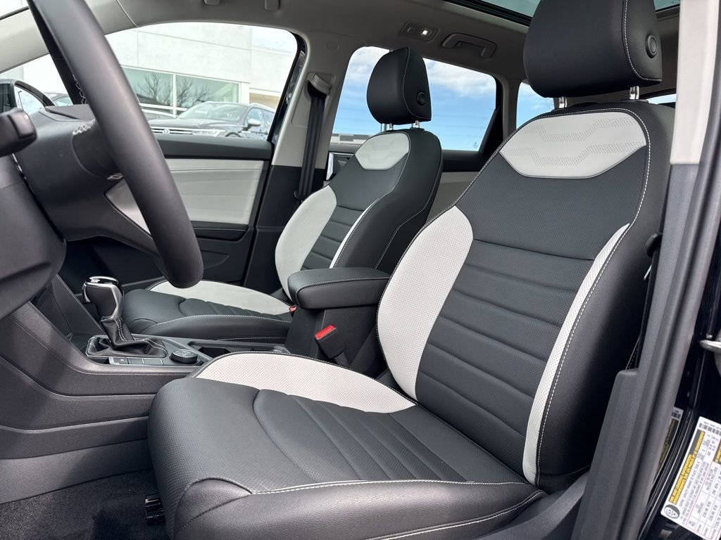 New 2025 Volkswagen Taos SEL image 9