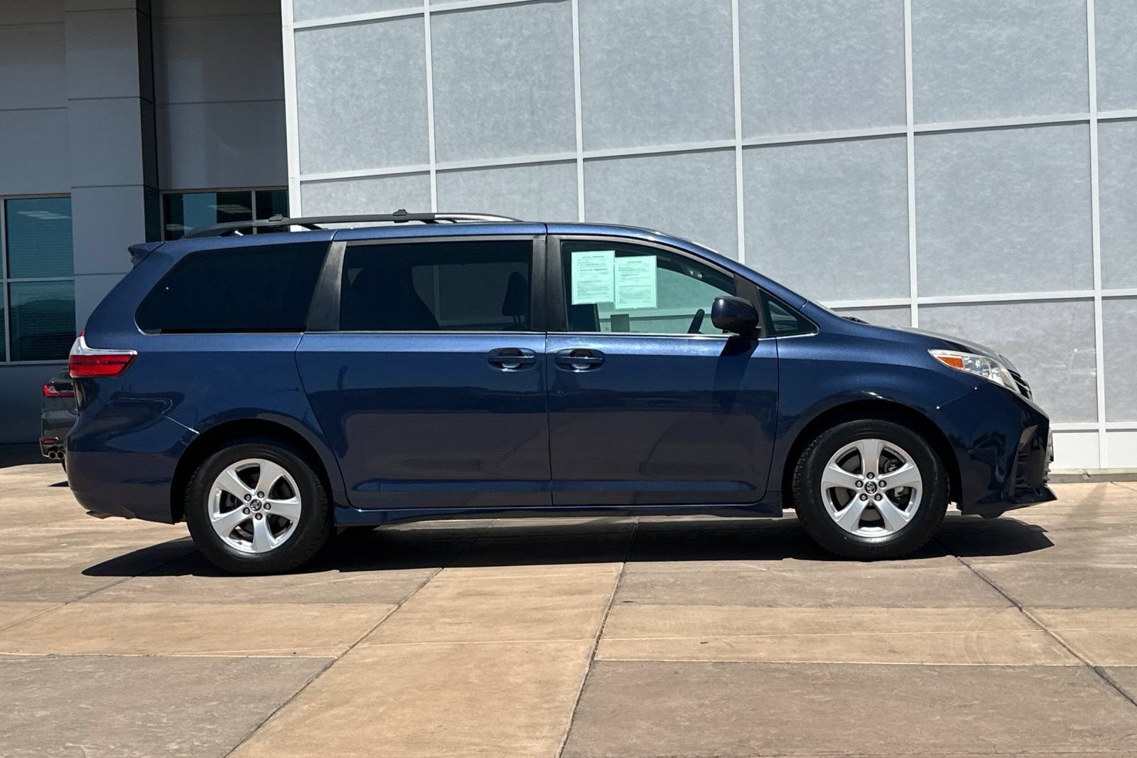 Certified 2018 Toyota Sienna LE w/ Carpet Mat Package FWD image 3
