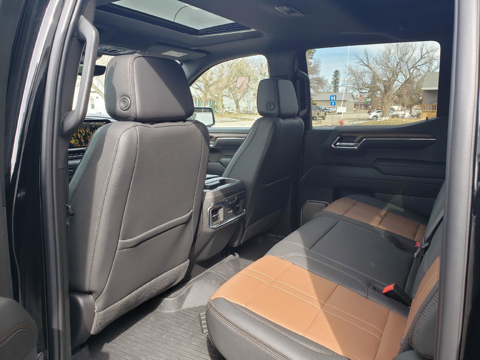 Used 2024 Chevrolet Silverado 1500 High Country w/ Technology Package AWD/4WD image 10