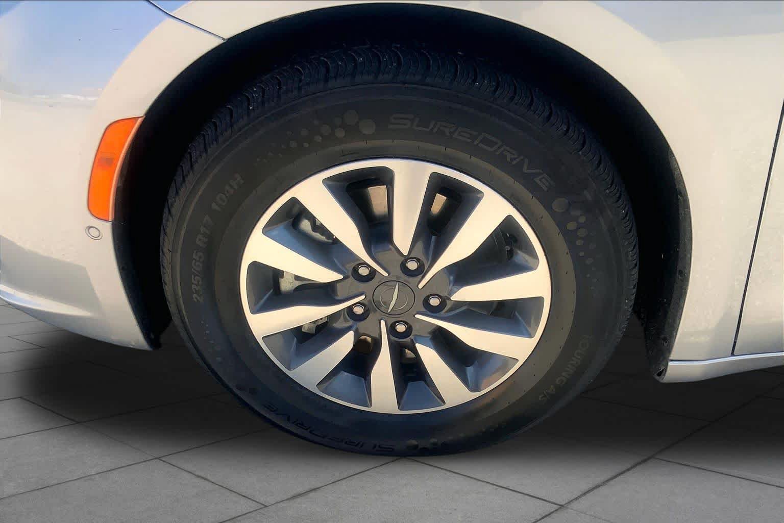 Used 2021 Chrysler Pacifica Touring-L FWD image 10