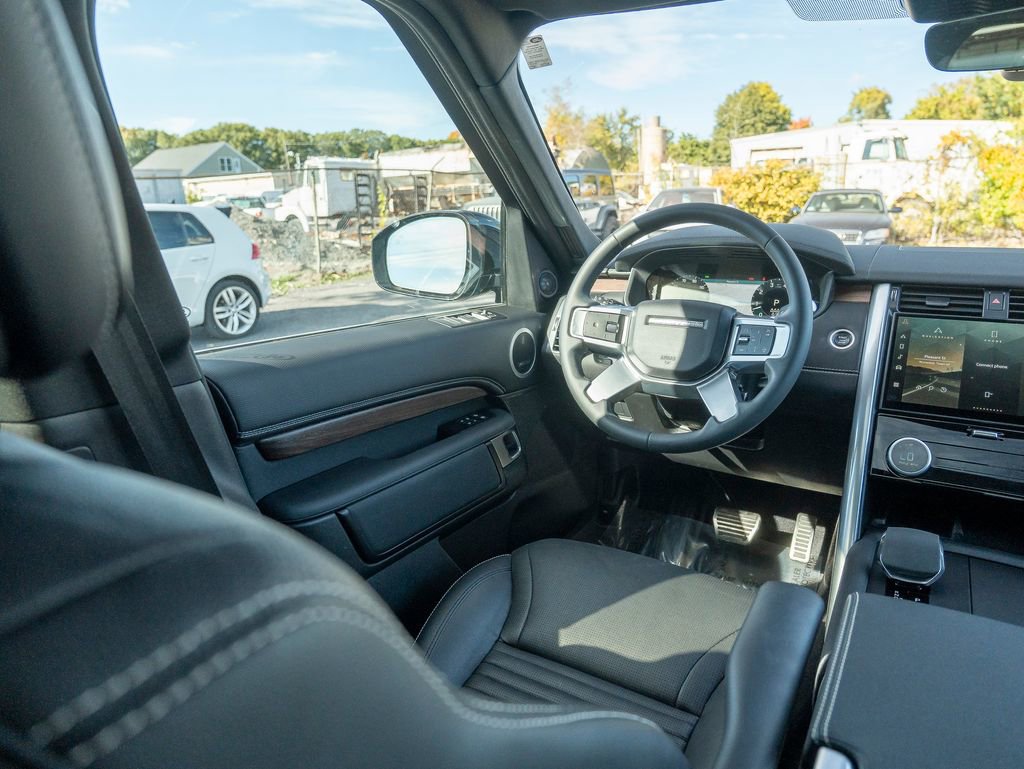 Certified 2024 Land Rover Discovery Dynamic SE image 19