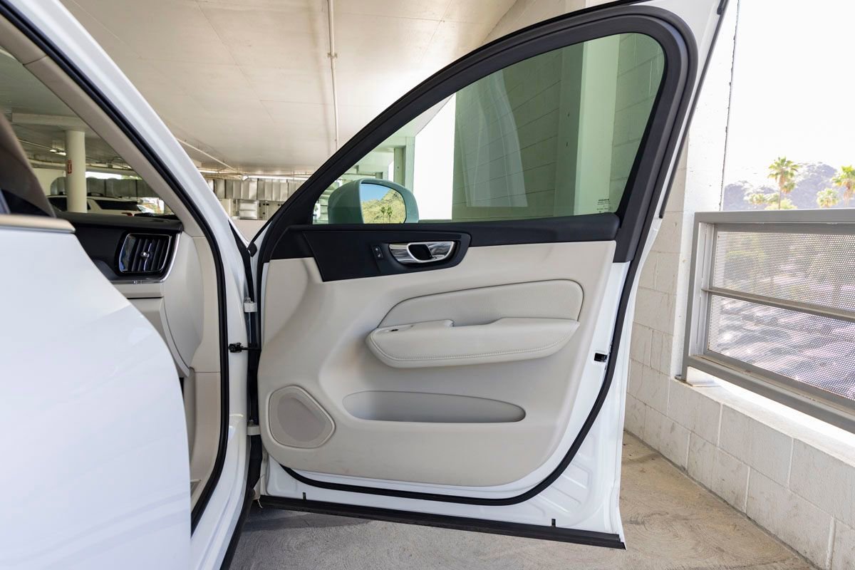 Used 2018 Volvo XC60 T5 Momentum w/ Vision Package image 26