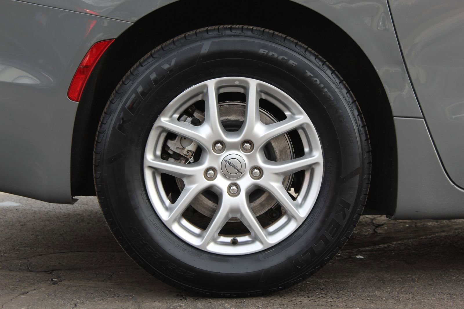 Used 2023 Chrysler Pacifica Touring-L image 25