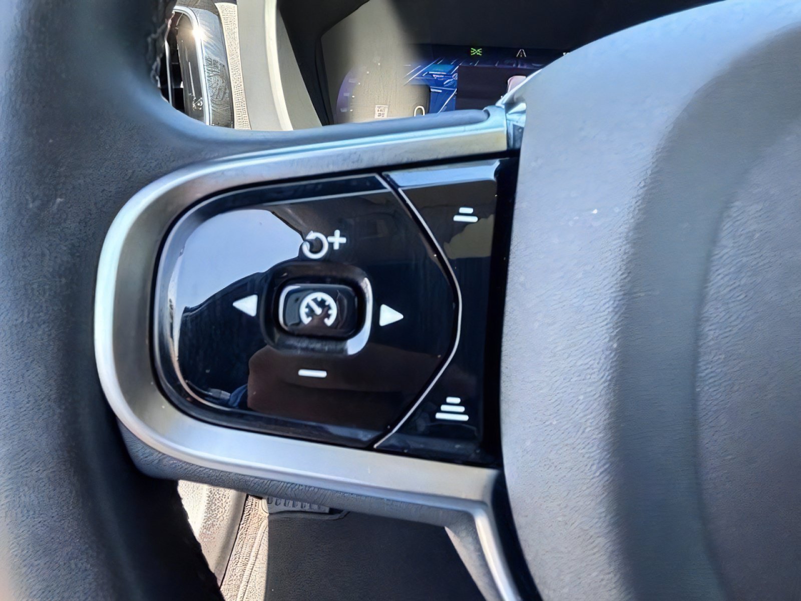 Used 2025 Volvo XC60 B5 Plus AWD/4WD image 21