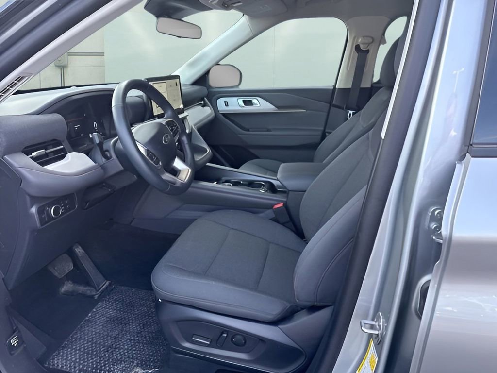 Used 2025 Ford Explorer Active AWD/4WD image 10