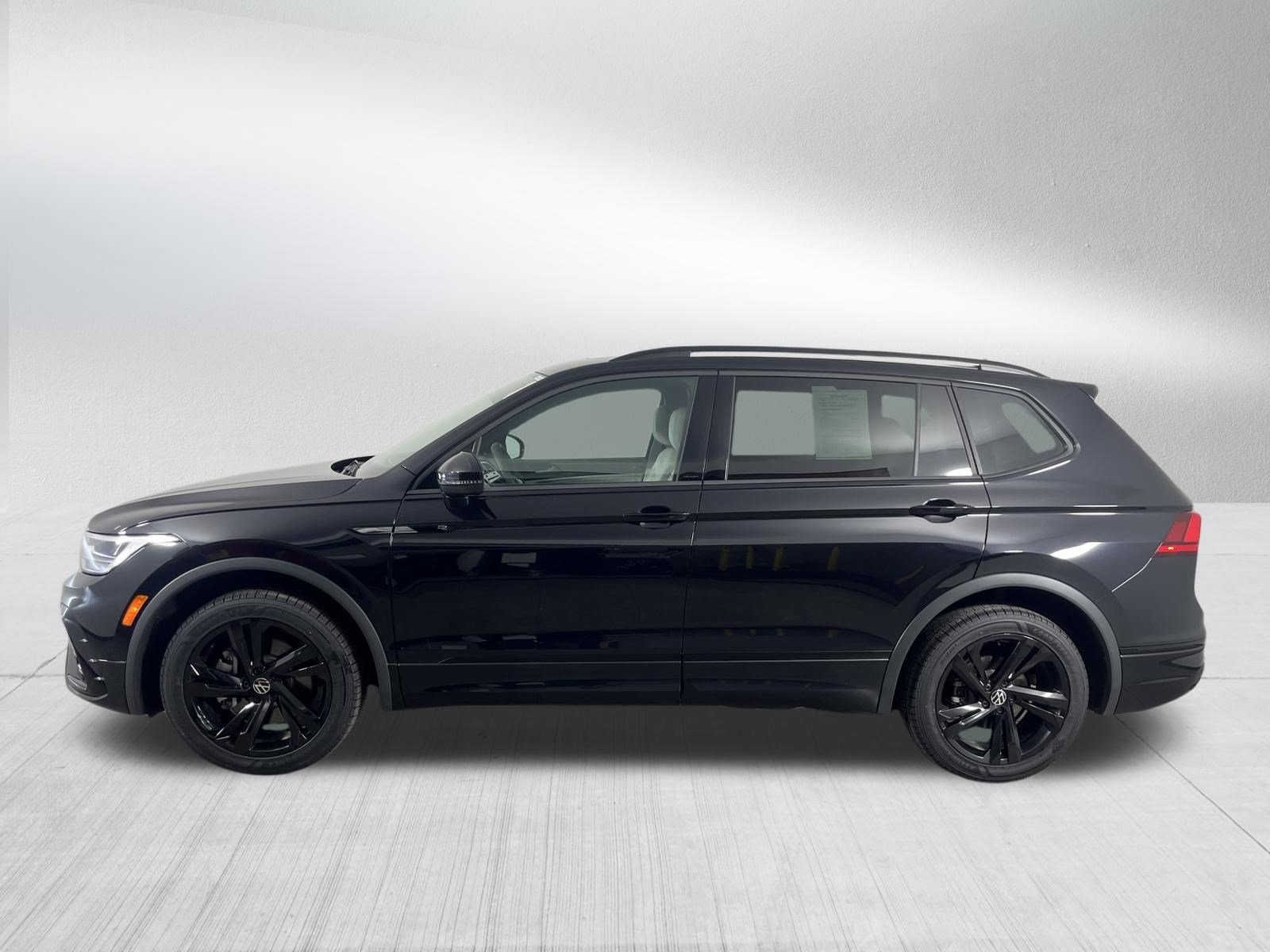 Used 2023 Volkswagen Tiguan SE R-Line AWD/4WD image 4