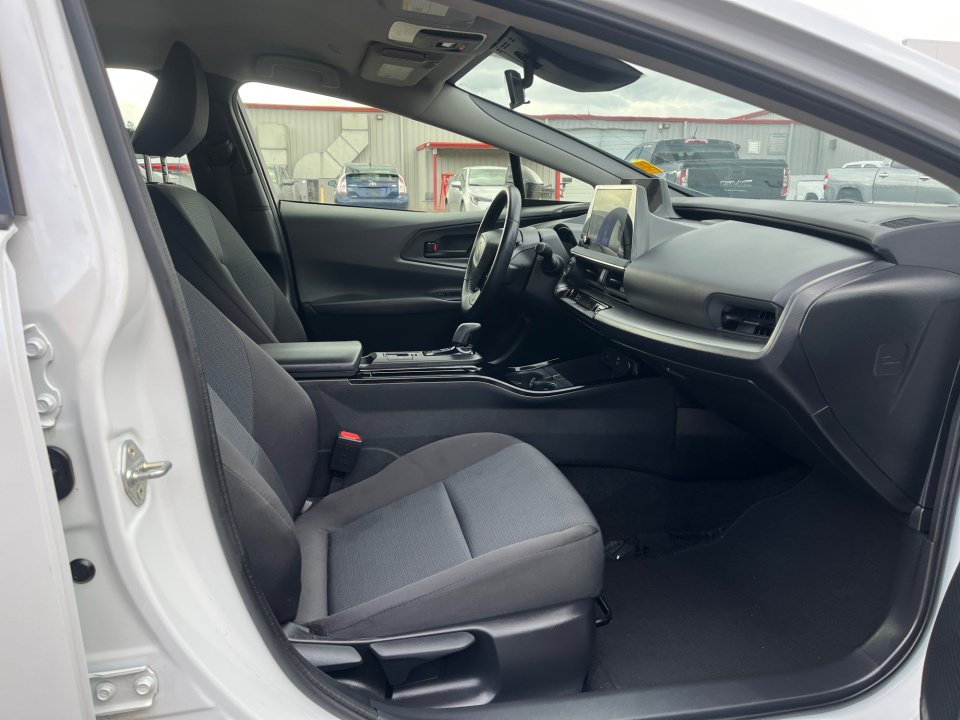 Used 2025 Toyota Prius LE FWD image 28