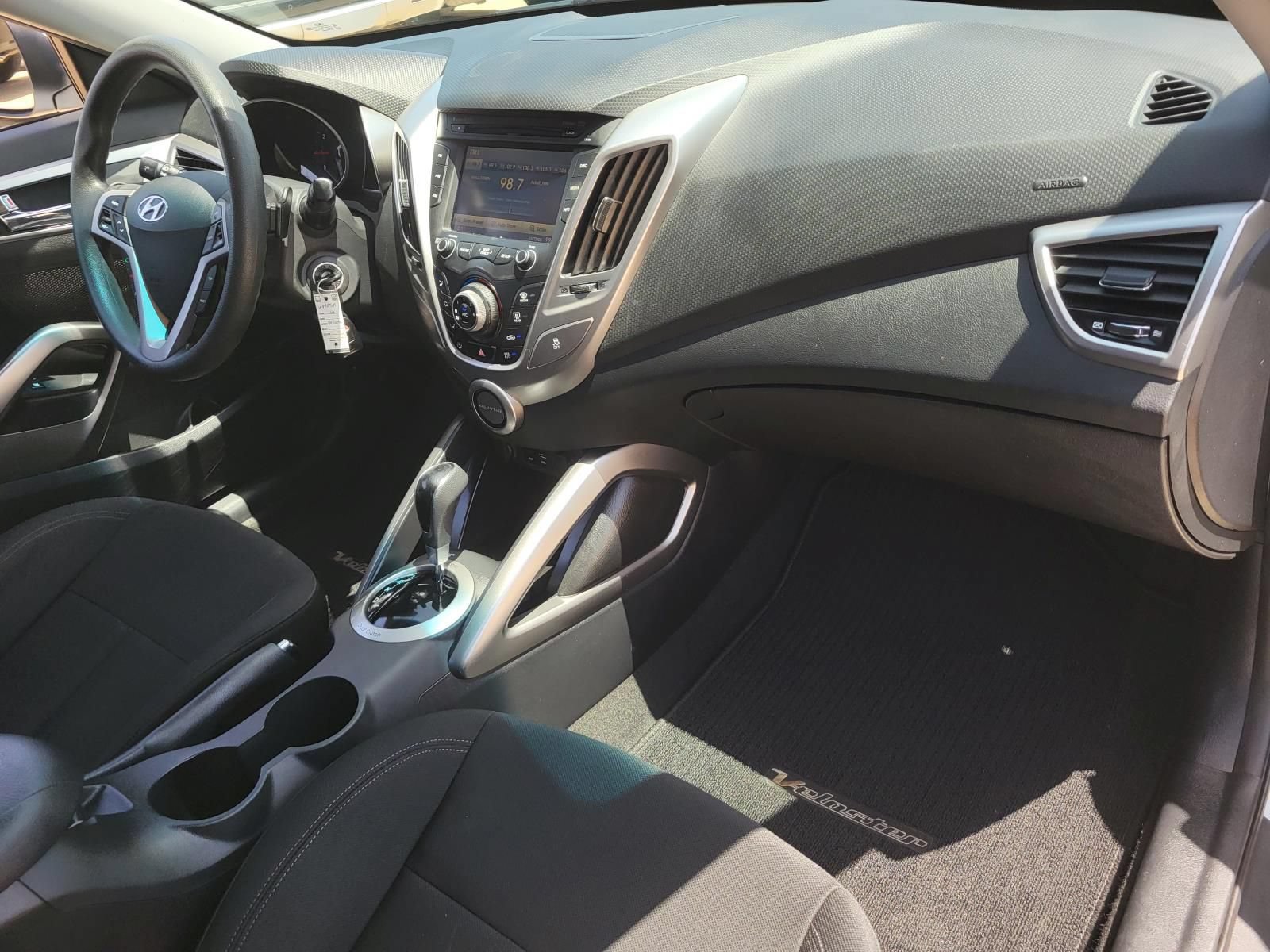 Used 2016 Hyundai Veloster FWD image 9