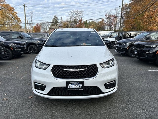 New 2026 Chrysler Pacifica Select AWD/4WD image 3