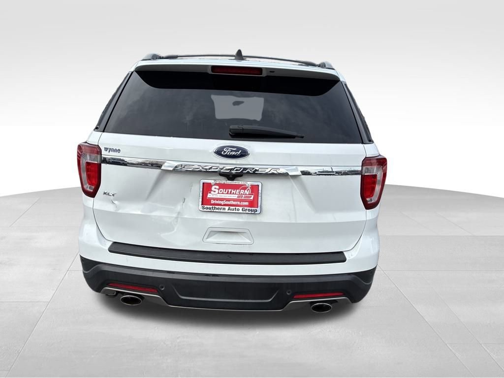 Used 2018 Ford Explorer XLT image 4