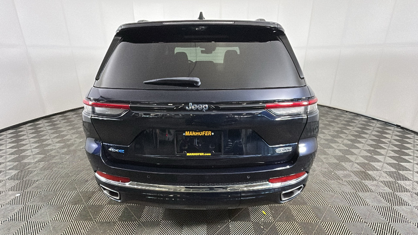 Used 2023 Jeep Grand Cherokee Overland w/ Luxury Tech Group IV AWD/4WD image 4