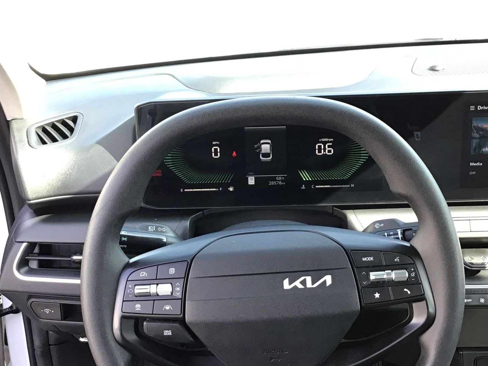 Used 2025 Kia K4 LXS image 32