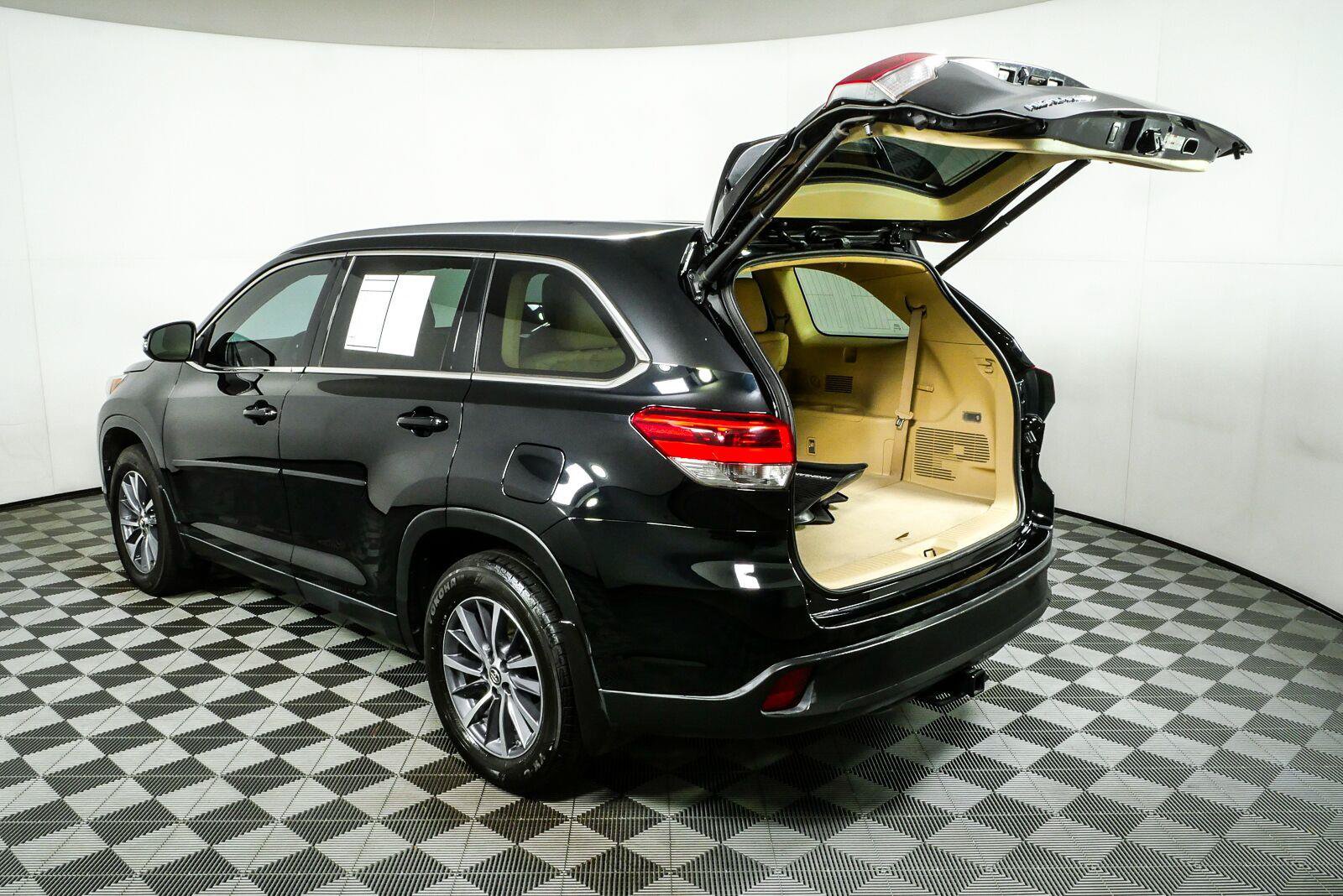 Used 2019 Toyota Highlander XLE AWD/4WD image 34
