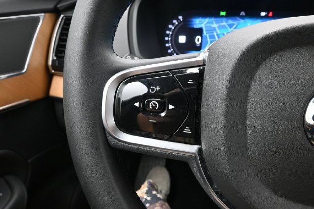 Used 2025 Volvo XC90 B6 Plus w/ Protection Package Premier AWD/4WD image 25
