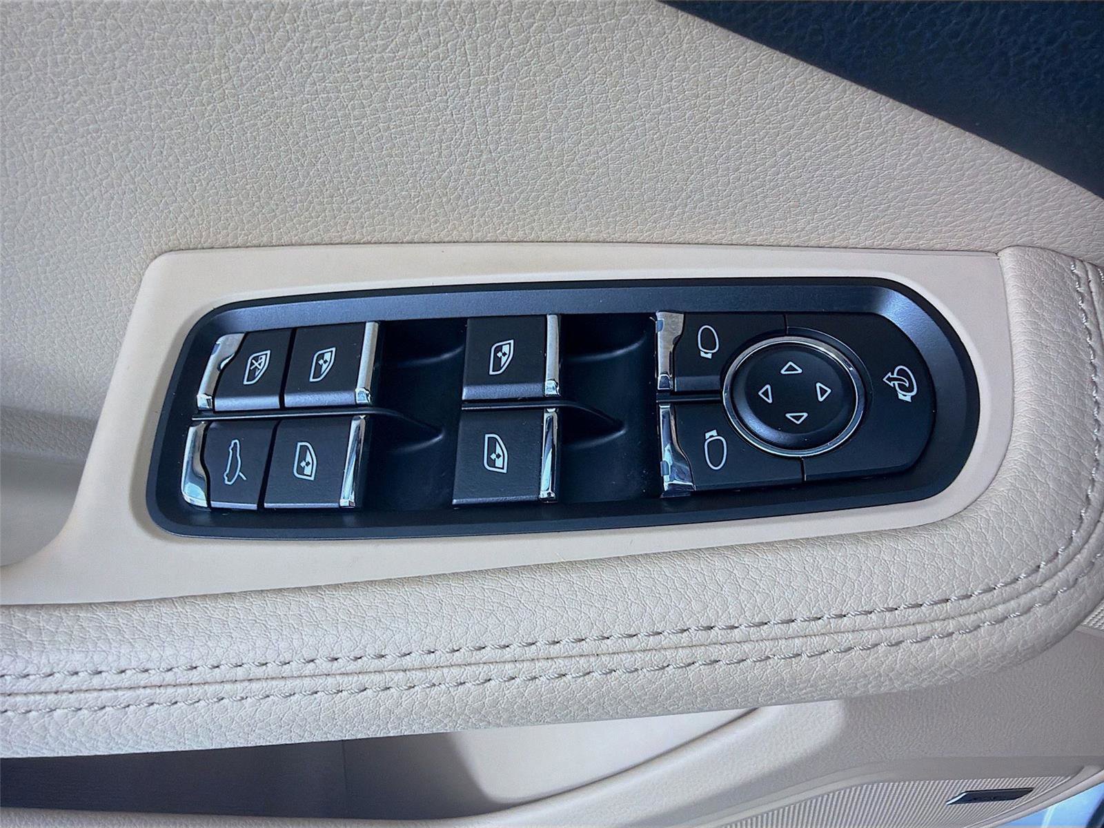 Certified 2025 Porsche Macan image 8