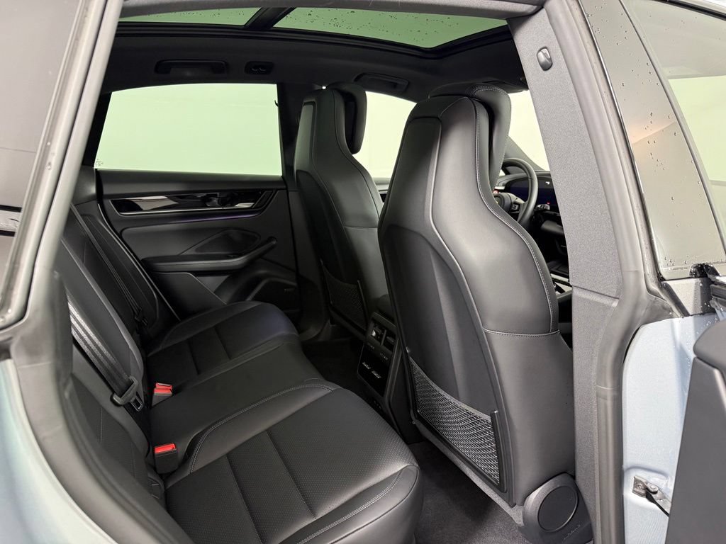 Certified 2025 Porsche Macan 4S Electric AWD/4WD image 17