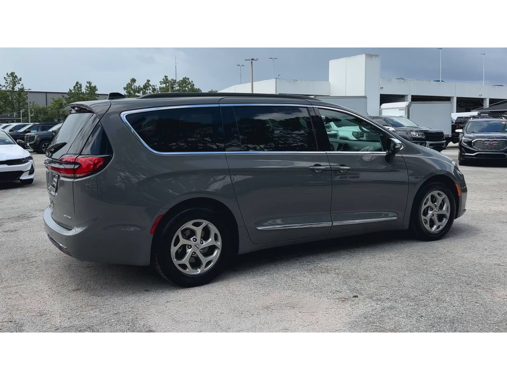 Used 2023 Chrysler Pacifica Limited FWD image 9