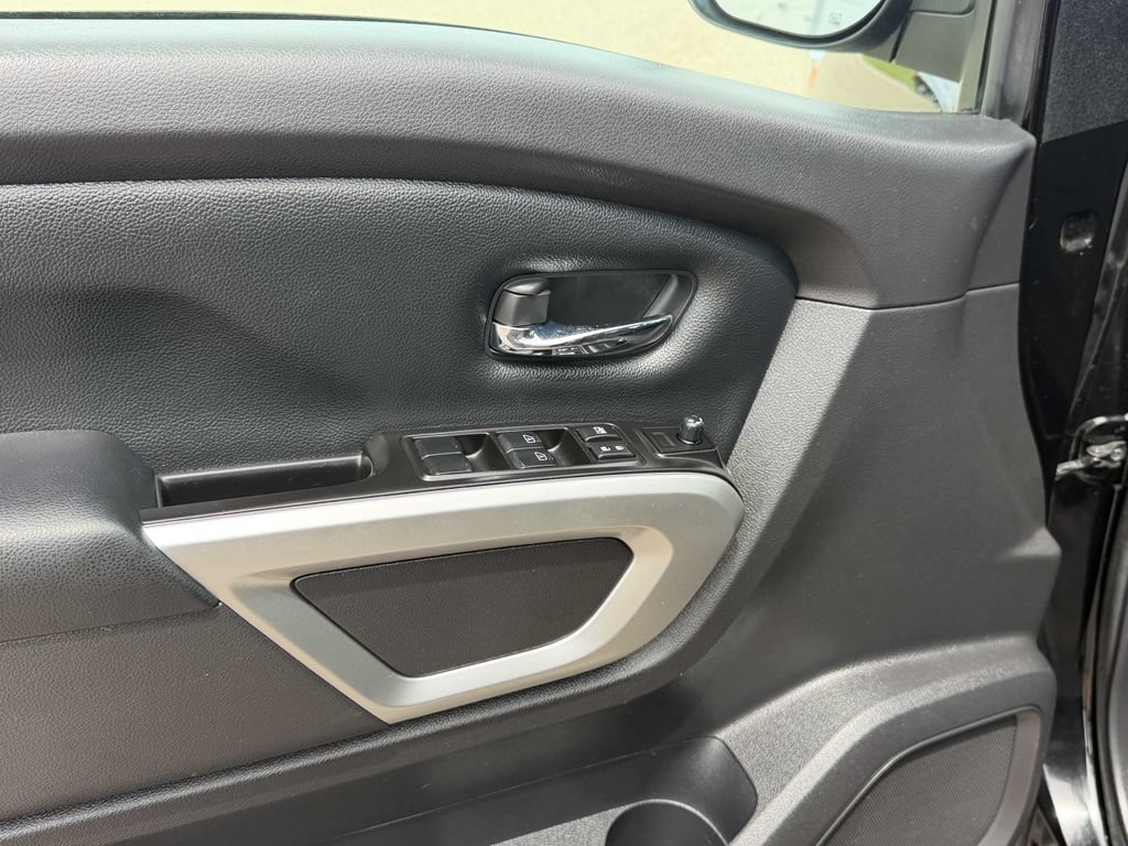 Used 2018 Nissan Titan SV AWD/4WD image 26