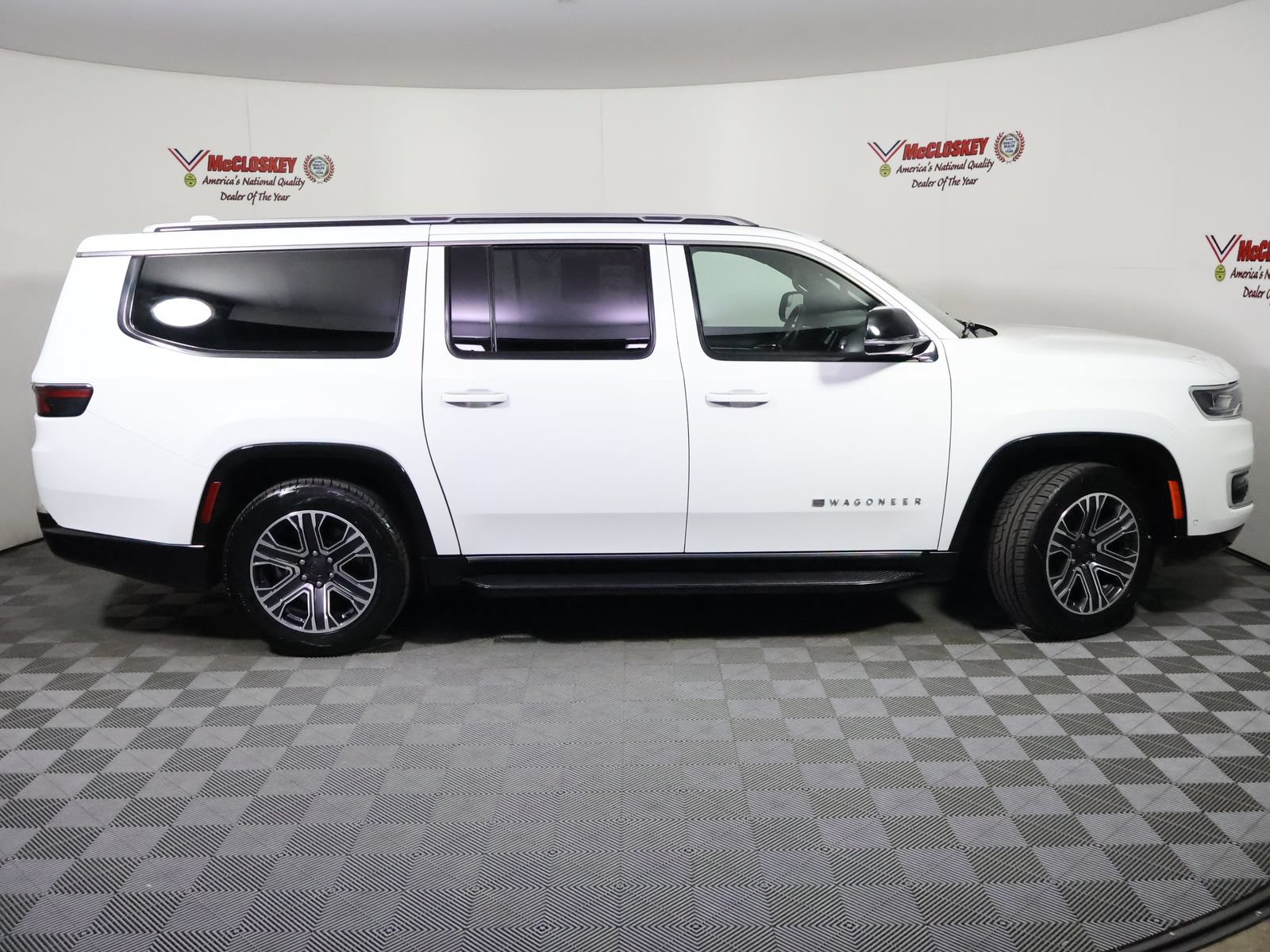 Used 2023 Jeep Wagoneer L Series II AWD/4WD image 3