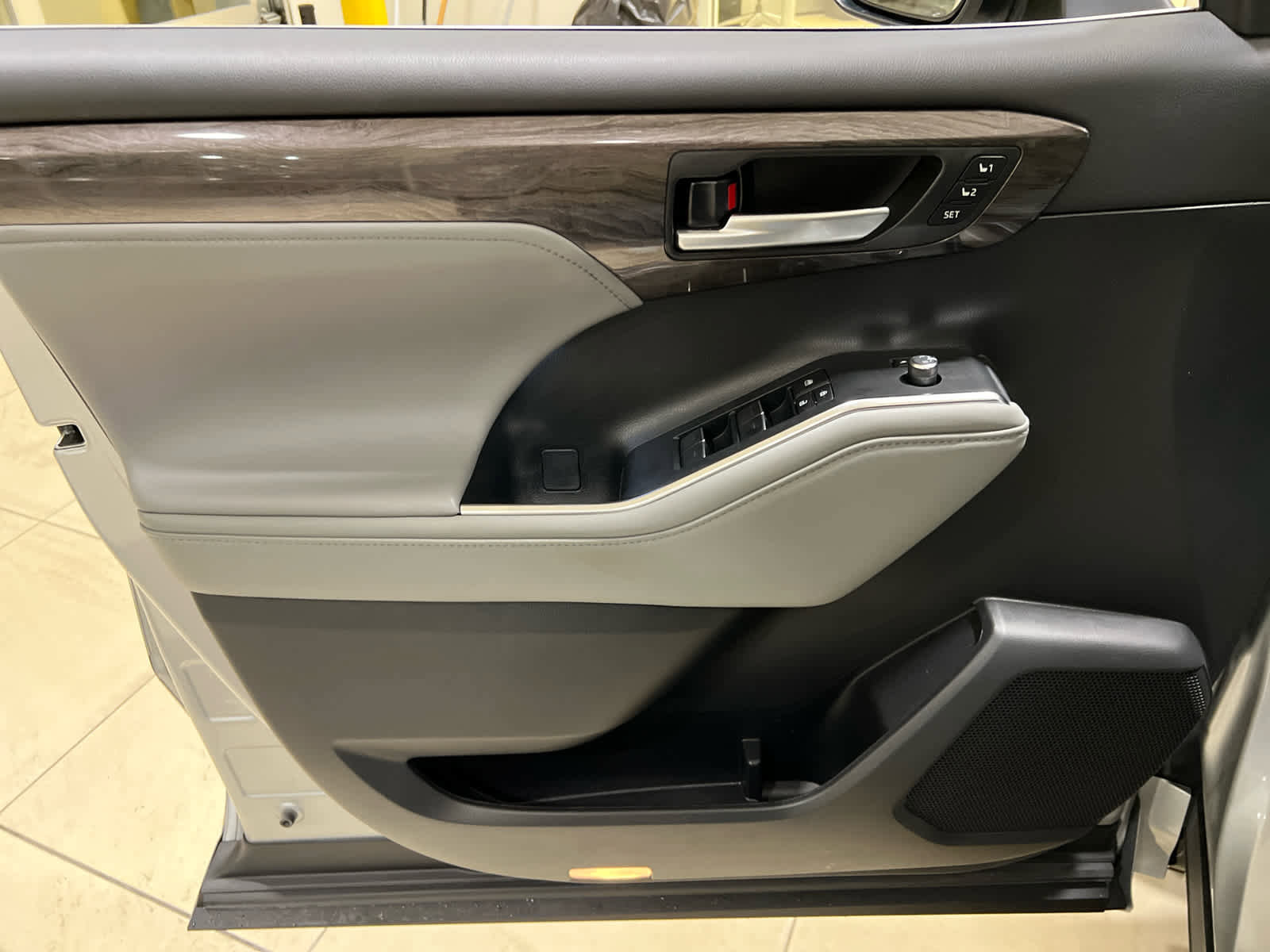 Used 2023 Toyota Highlander Limited image 12