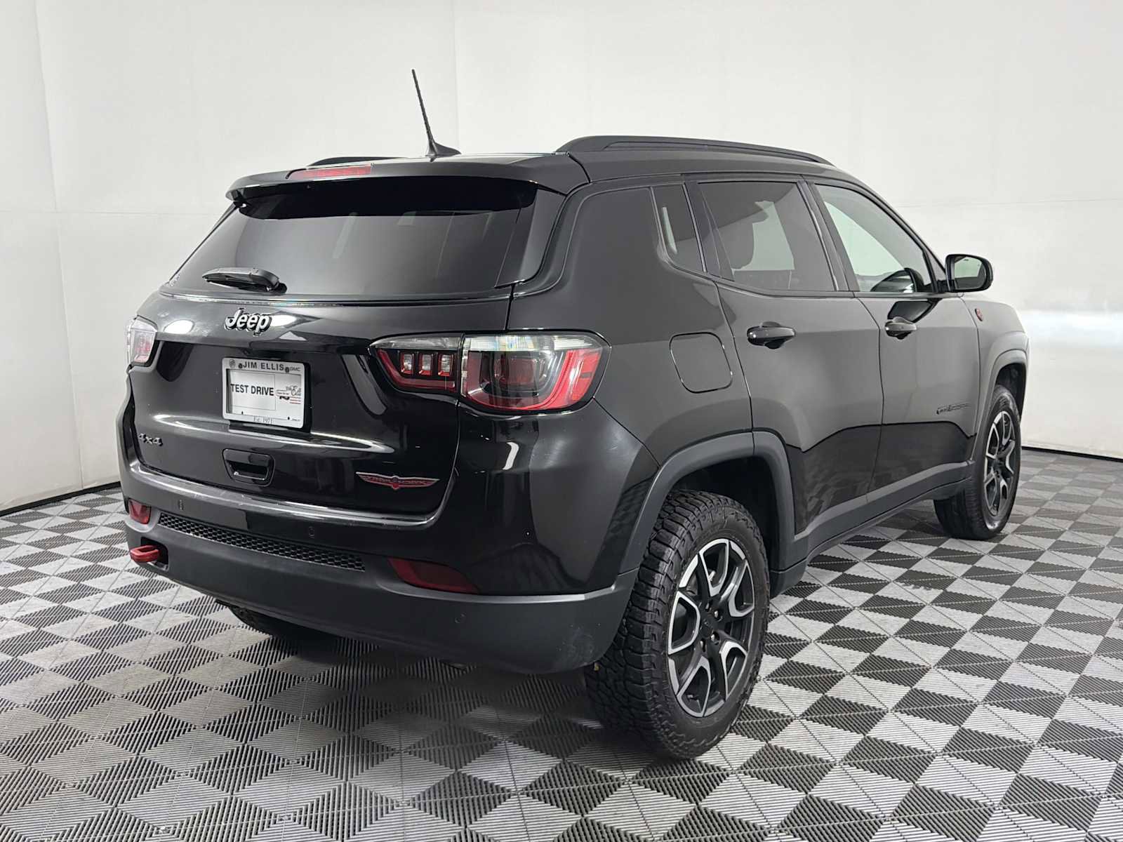 Used 2024 Jeep Compass Trailhawk AWD/4WD image 6