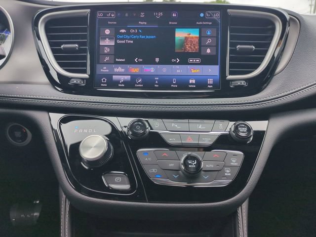 New 2027 Chrysler Pacifica Limited FWD image 19