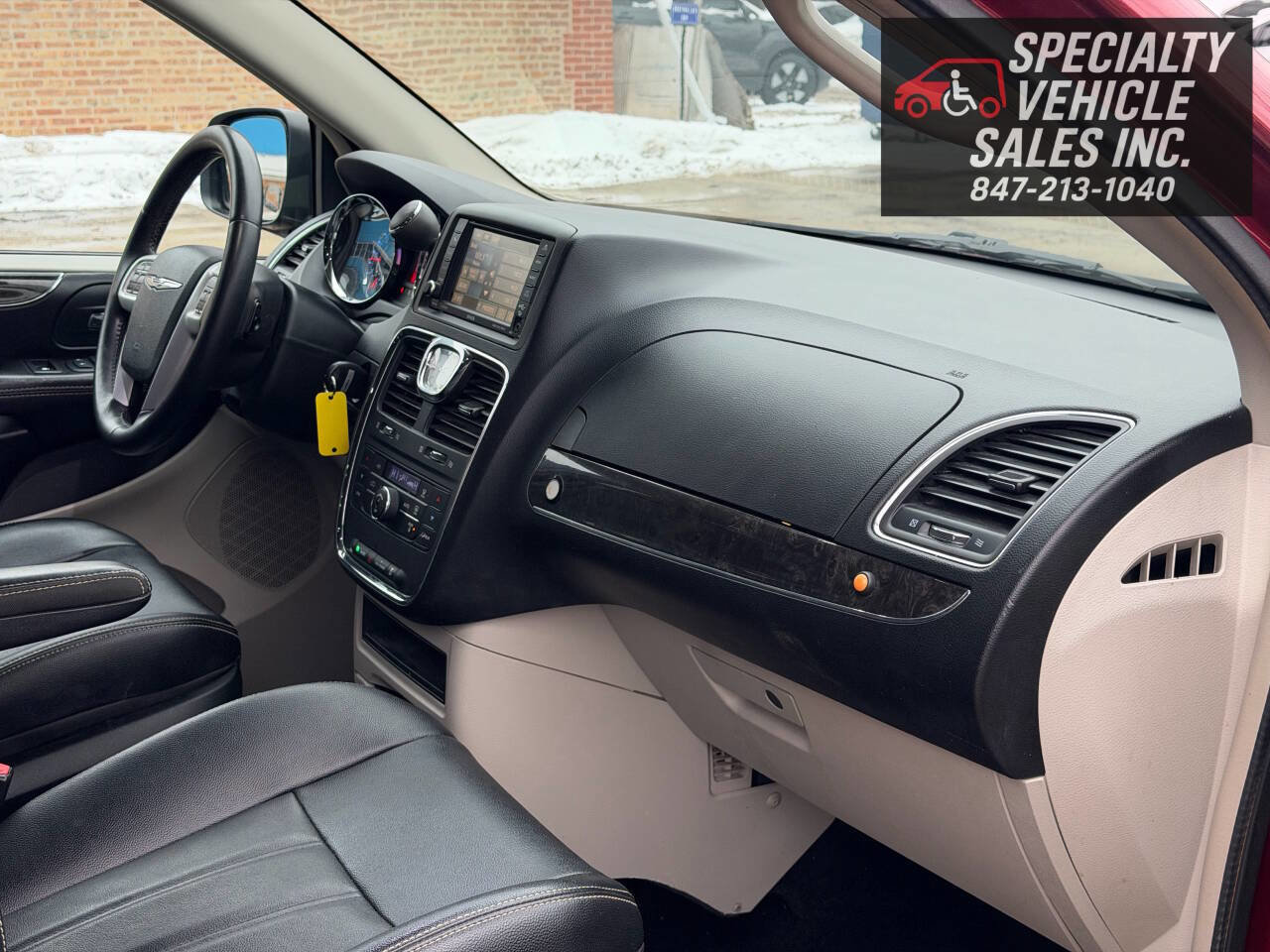 Used 2014 Chrysler Town & Country Touring image 34