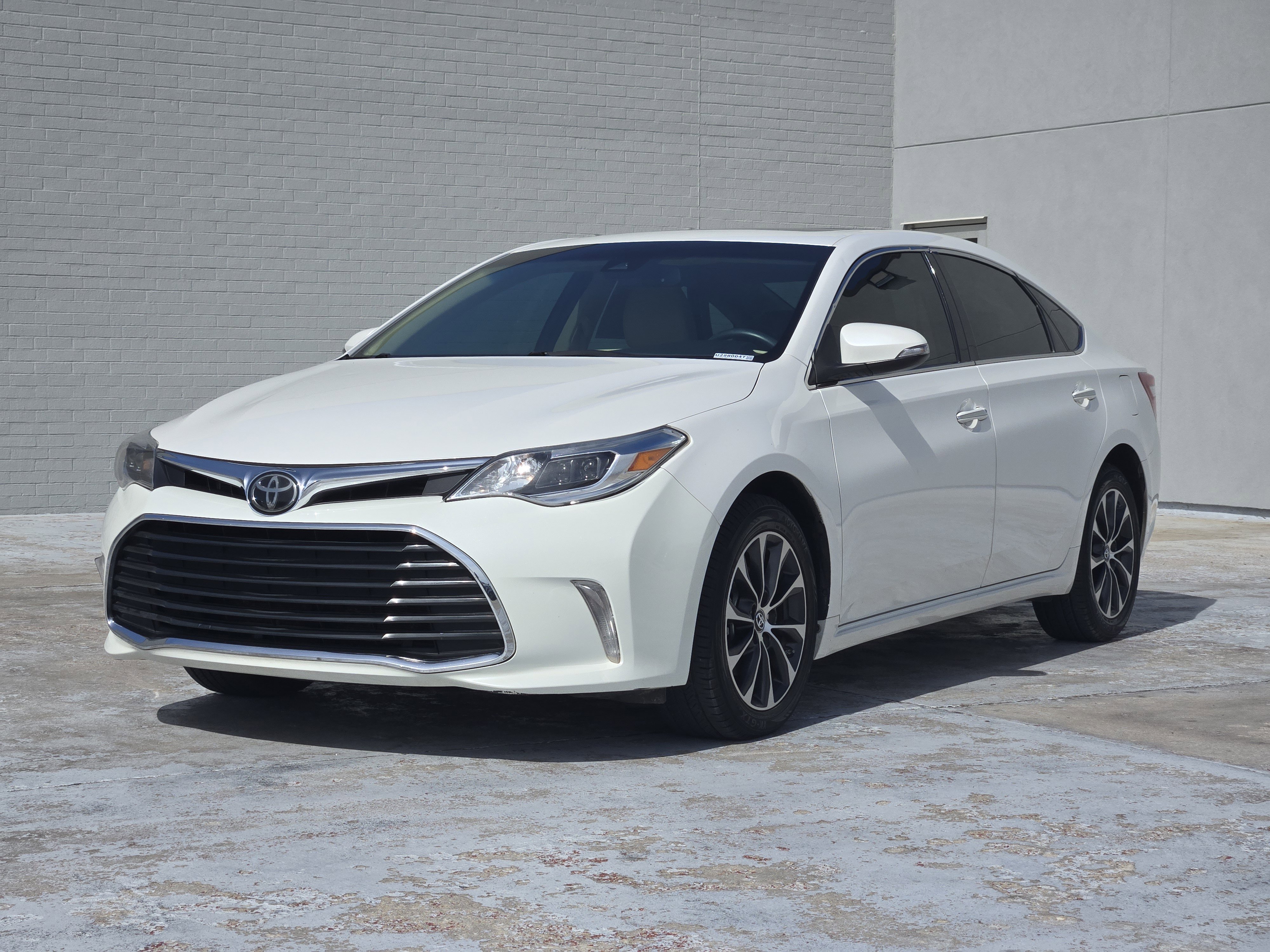 Used 2018 Toyota Avalon XLE Premium FWD image 3