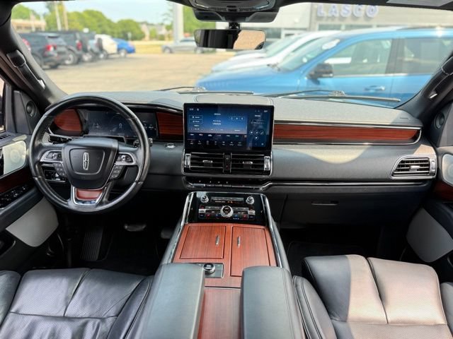 Used 2023 Lincoln Navigator L Reserve AWD/4WD image 2