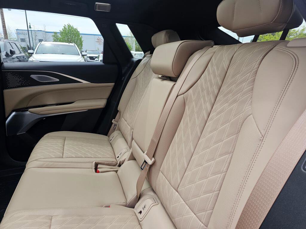 New 2026 Cadillac Lyriq Signature Luxury w/ LPO, Bronce Accent Package AWD/4WD image 21
